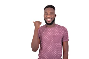 Kameraya gülümseyen genç bir adamın portresi..