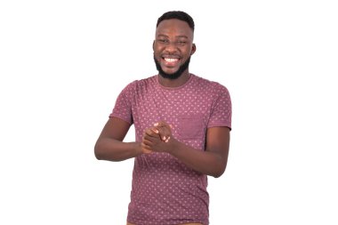 Kameraya gülümserken ellerini kavuşturan yakışıklı, mutlu bir gencin portresi..