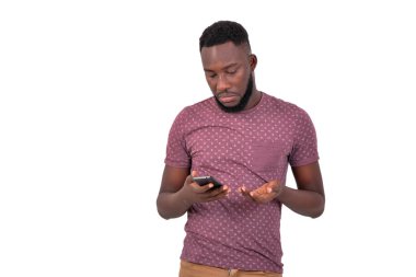 Cep telefonu kullanan yakışıklı bir gencin portresi.