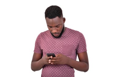 Cep telefonunda sohbet eden yakışıklı bir gencin portresi..