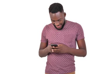 Cep telefonunda sohbet eden yakışıklı bir gencin portresi..