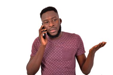 Cep telefonuyla konuşan ve elini sallayan yakışıklı bir gencin portresi..