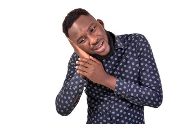 Kulak ağrısı çeken yakışıklı, hasta bir iş adamının portresi..