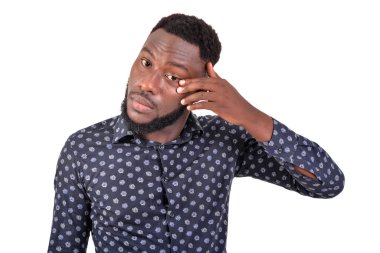 Toz kaldırırken gözlerini ovuşturan yakışıklı bir iş adamının portresi..