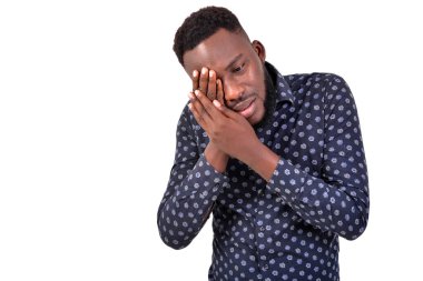 Göz teması kuran yakışıklı, hasta bir iş adamının portresi..