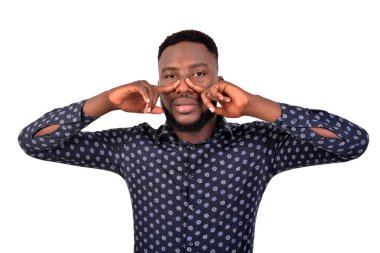 Kameraya bakarken parmaklarını burnuna dayayan yakışıklı bir iş adamının portresi..