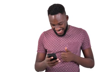 Parmağını gösteren bir cep telefonu kullanan yakışıklı ve mutlu bir gencin portresi..