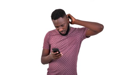 Cep telefonu kullanan yakışıklı bir gencin portresi..