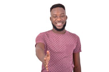 Kameraya gülümserken el sıkışan yakışıklı bir gencin portresi..