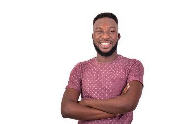 Kameraya gülümserken kollarını kavuşturan yakışıklı bir gencin portresi..