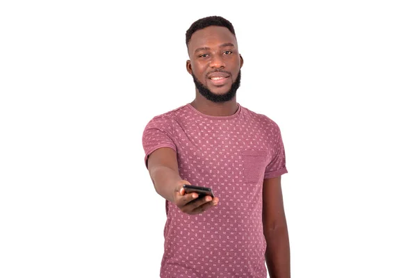 Portret Przystojnego Młodego Mężczyzny Dającego Telefon Komórkowy Uśmiechając Się Kamery — Zdjęcie stockowe