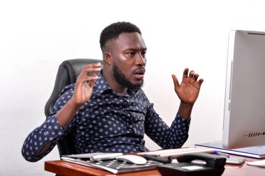 Ofisinde oturan ve laptopta kötü haberler gören genç bir işadamının portresi..