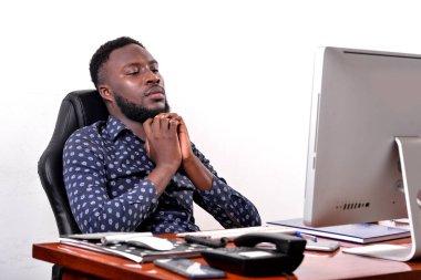 Çapraz elli genç iş adamının portresi ofisteki dizüstü bilgisayara bakıyor..