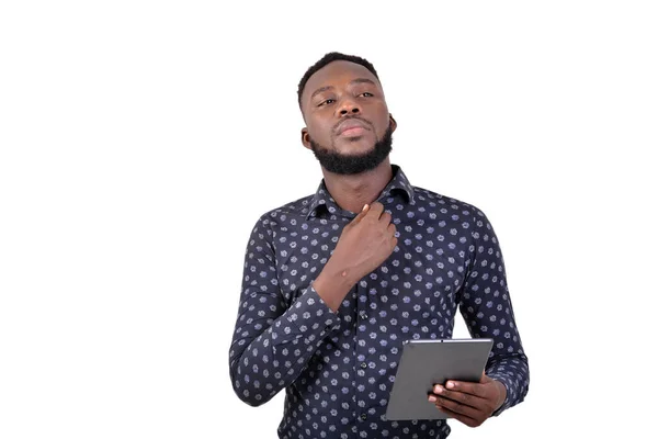 Jeune Homme Barbu Debout Sur Fond Blanc Ajustant Ses Vêtements — Photo