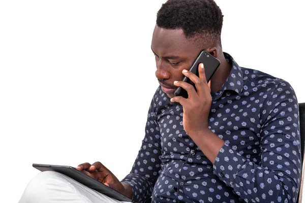 Jeune Homme Barbu Assis Sur Fond Blanc Parlant Sur Téléphone — Photo
