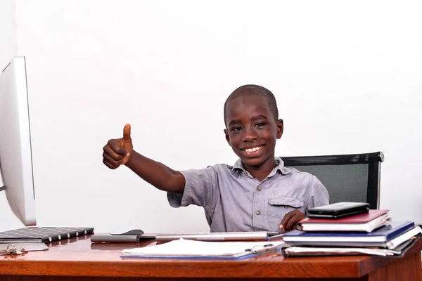 Egy Fiatal Fiú Egy Számítógép Asztal Gesztikulál Rendben Mosolyogva Kamerába — Stock Fotó