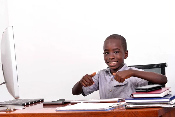 Mladý Chlapec Sedí Počítači Stolu Gestikuluje Pořádku Usmívá Kamery — Stock fotografie
