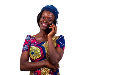 Geleneksel peştamal takan ve gülümserken cep telefonuyla konuşan güzel bir kadının portresi..