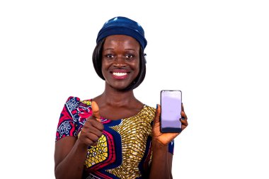 Cep telefonu tutan ve gülümseyen güzel bir genç kadının portresi..