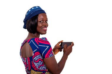 Gülümserken cep telefonu kullanan güzel bir genç kadının portresi..