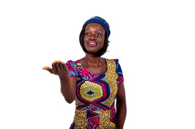 Güzel bir genç kadının portresi geleneksel peştamal giymiş ve elini uzatmış..