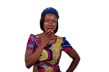 Kameraya bakarken ağzını açan genç ve güzel bir kadının portresi..