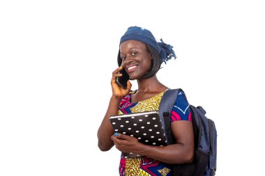 Çanta taşıyan güzel bir genç kızın portresi cep telefonunda gülümsüyor..