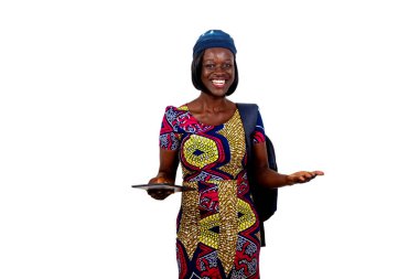 Sırt çantası taşıyan ve elinde dijital tabletle gülümseyen genç bir kızın portresi.