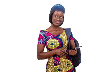 Sırt çantası taşıyan ve elinde dijital tabletle gülümseyen genç bir kızın portresi.