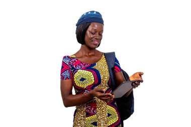 Sırt çantası taşıyan ve elinde dijital tabletle gülümseyen genç bir kızın portresi.