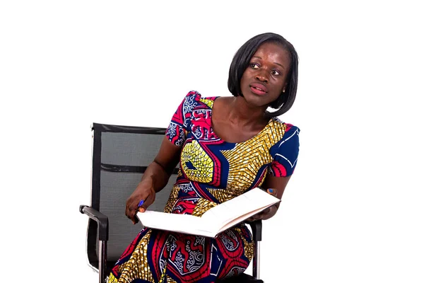 Geleneksel Giysili Genç Afrikalı Bir Kadın Bir Odada Oturmuş Bir — Stok fotoğraf