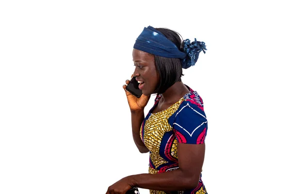 Geleneksel Peştemalli Güzel Bir Kadınının Portresi Cep Telefonuyla Konuşuyor — Stok fotoğraf
