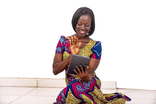 Молодая Африканская Женщина Традиционном Платье Сидящая Полу Делающая Видеозвонок Помощью — стоковое фото
