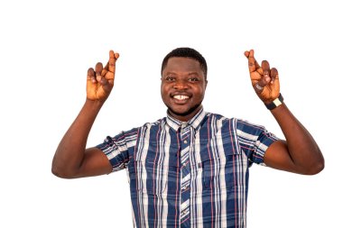 Kameraya gülümseyen genç ve yakışıklı bir adamın portresi..