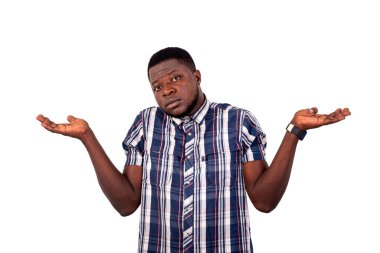 Kafası karışmış yakışıklı bir gencin portresi. Kollarını kaldırıp omuzlarını silkiyor..