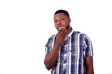 Yakışıklı bir gencin portresi beyaz bir mendille terini yüzüne siliyor..