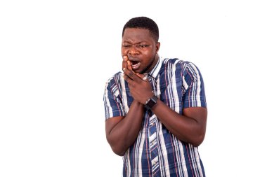 Elleri yanağında diş ağrısı çeken yakışıklı bir adamın portresi..