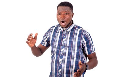 Şok olmuş yakışıklı bir gencin portresi ellerini hareket ettiriyor..