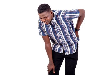 Sırt ağrısından muzdarip yakışıklı bir gencin portresi eliyle dokunuyor..