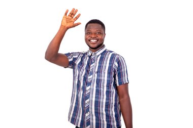 Kameraya gülümserken el sallayan yakışıklı bir gencin portresi. izole edilmiş sert beyaz arkaplan.