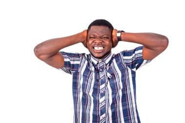 Yakışıklı bir gencin portresi elleriyle kulaklarını kapatıyor. beyaz arkaplanda izole.