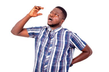 Beyaz bir arkaplanda duran yakışıklı bir gencin portresi ve el hareketi yaparken düşünmesi..