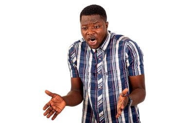 Ellerini hareket ettiren genç ve yakışıklı bir adamın portresi. beyaz arkaplanda izole.