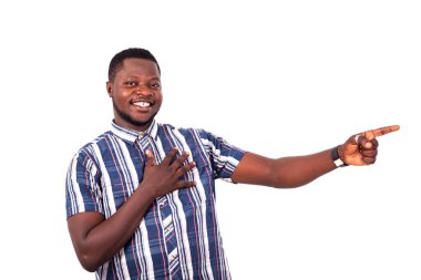 Yakışıklı bir gencin portresi, el ele tutuşup kameraya gülümserken parmağıyla işaret ediyor..