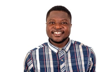 Kameraya gülümseyen yakışıklı bir gencin portresi. beyaz arkaplanda izole.