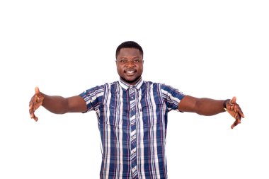 Yakışıklı ve memnun bir gencin portresi ayakta kameraya bakıyor ve kolları açık gülümsüyor..