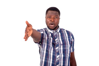 Beyaz arka planda duran ve el sıkışmayı teklif eden şaşırmış genç bir adamın portresi..