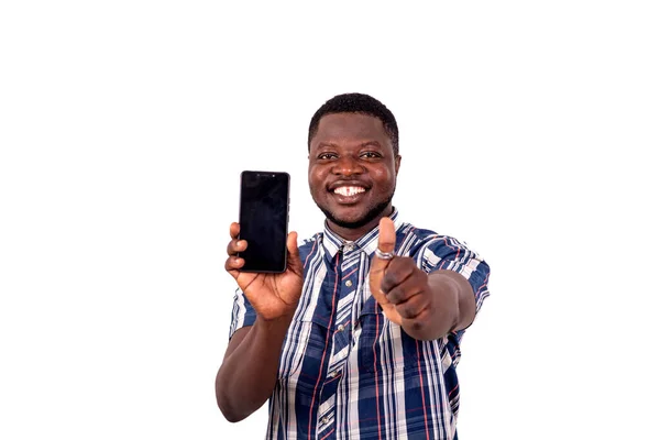 Portrét Pohledného Šťastného Mladého Muže Držícího Mobilní Telefon Ukazujícího Palec — Stock fotografie