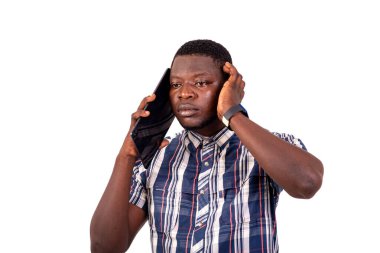 Dijital tablette duran ve konuşan yakışıklı bir gencin portresi..