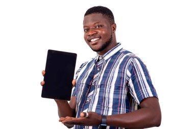 Gülümserken dijital tablet gösteren yakışıklı bir gencin portresi.